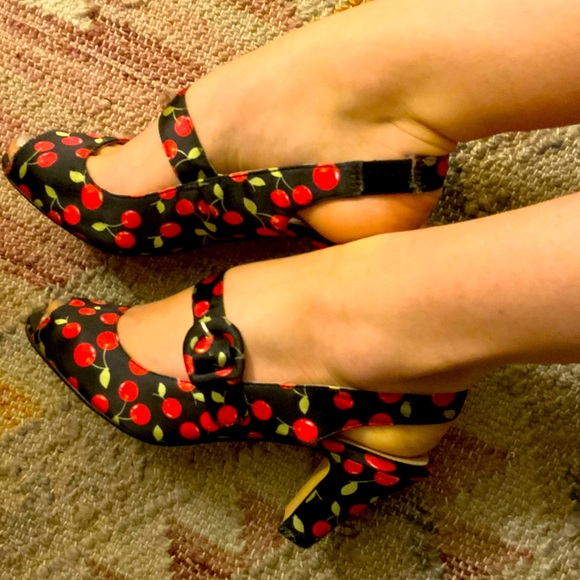 ✨CHELSEA CREW ✨vintage reproduction cherry print heels 🍒 - Picture 1 of 7
